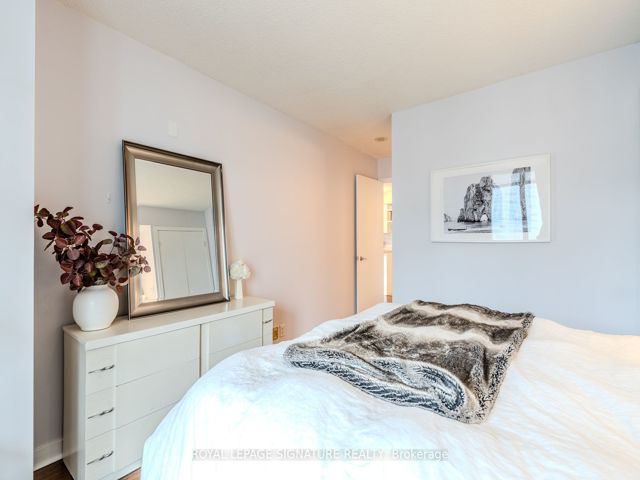 805 - 361 Front St W