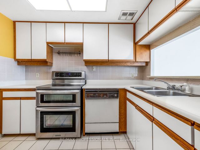 1102A - 5444 Yonge St