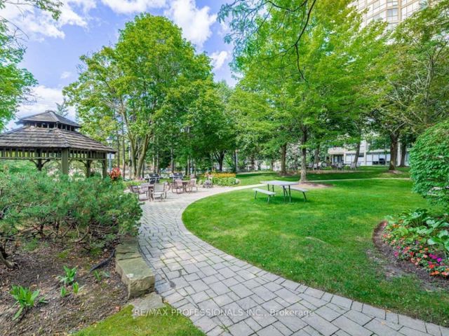 1102A - 5444 Yonge St