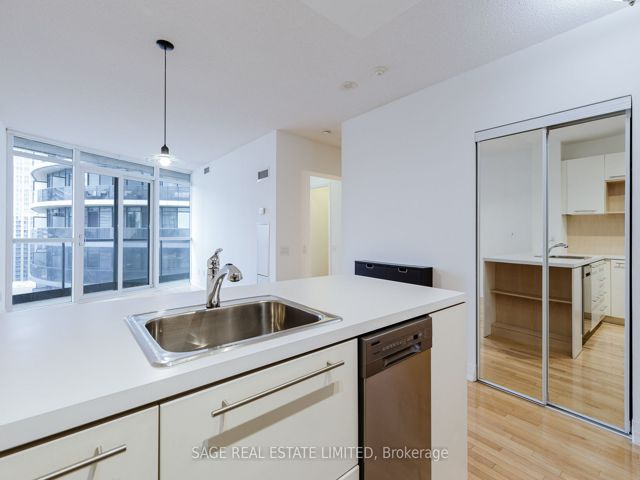 2805 - 25 Carlton St
