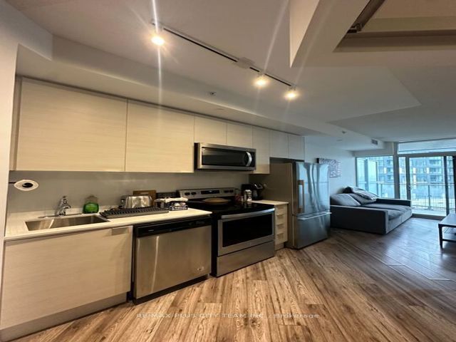 537 - 621 Sheppard Ave E