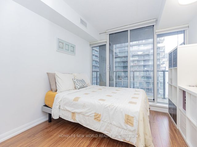 1050 - 111 Elizabeth St
