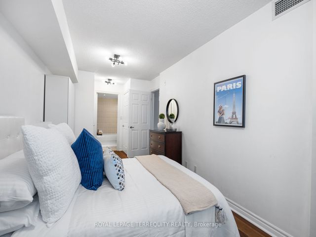 216 - 225 Wellesley St E