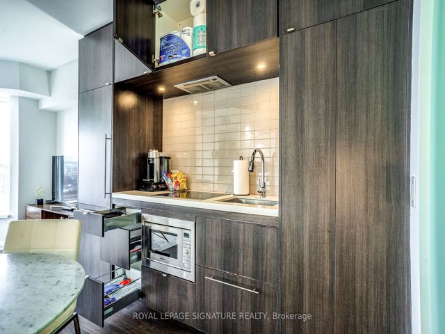 1218 - 155 Yorkville Ave