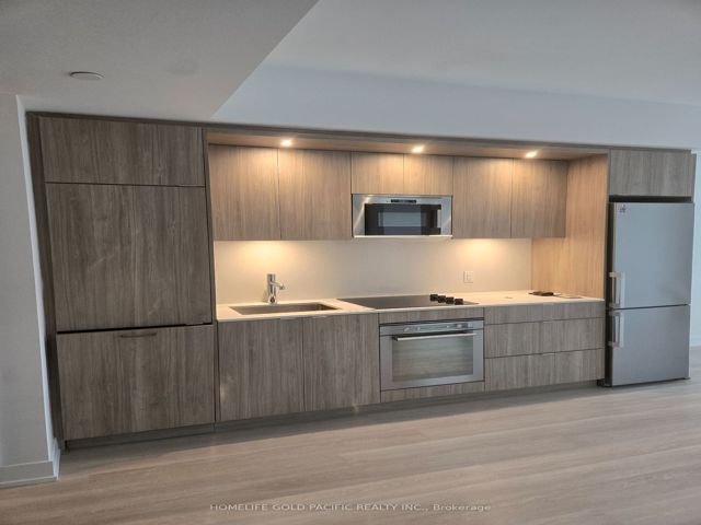 1011 - 30 Inn On The Park Dr