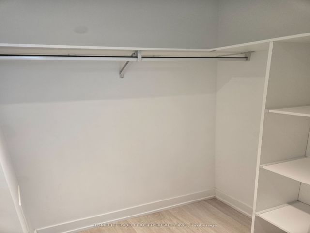 1011 - 30 Inn On The Park Dr