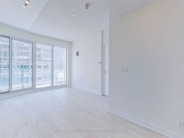 2405 - 2221 Yonge St St