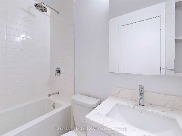 2405 - 2221 Yonge St St