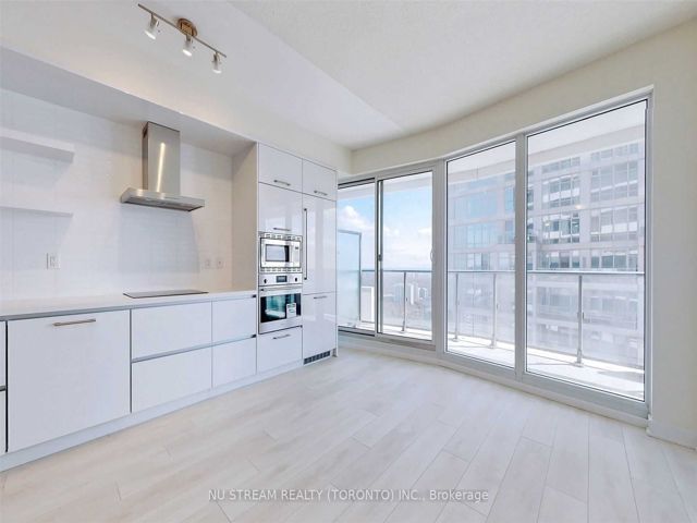 2405 - 2221 Yonge St St