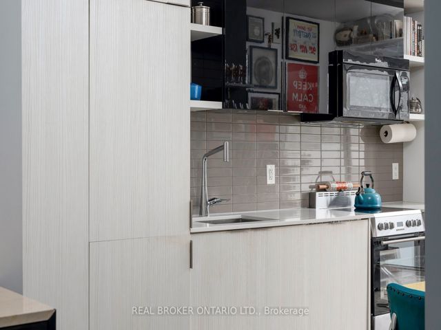 401 - 6 Parkwood Ave