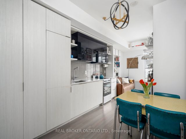 401 - 6 Parkwood Ave