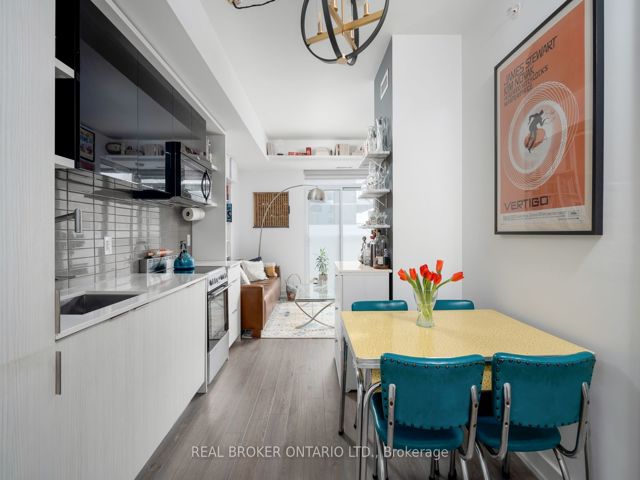 401 - 6 Parkwood Ave