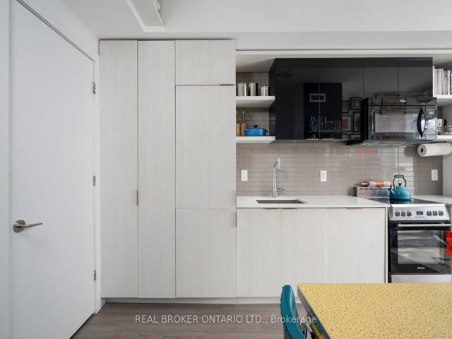 401 - 6 Parkwood Ave