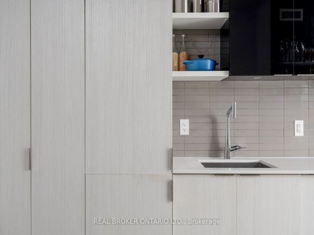 401 - 6 Parkwood Ave