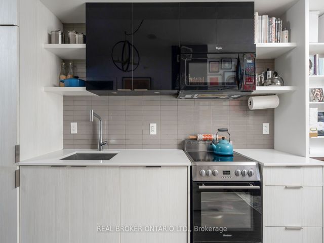 401 - 6 Parkwood Ave