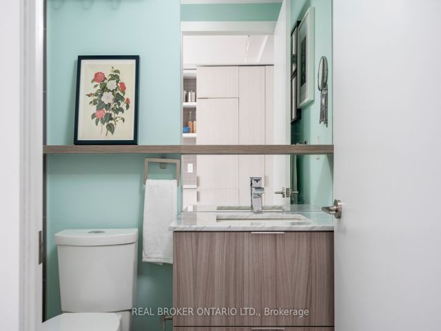 401 - 6 Parkwood Ave