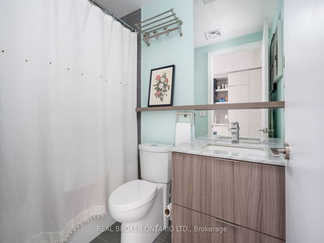 401 - 6 Parkwood Ave