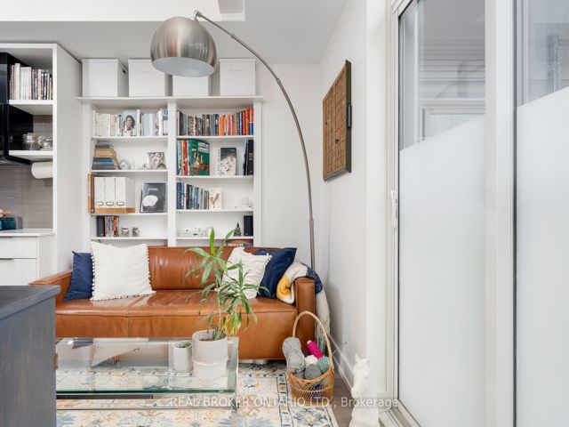 401 - 6 Parkwood Ave