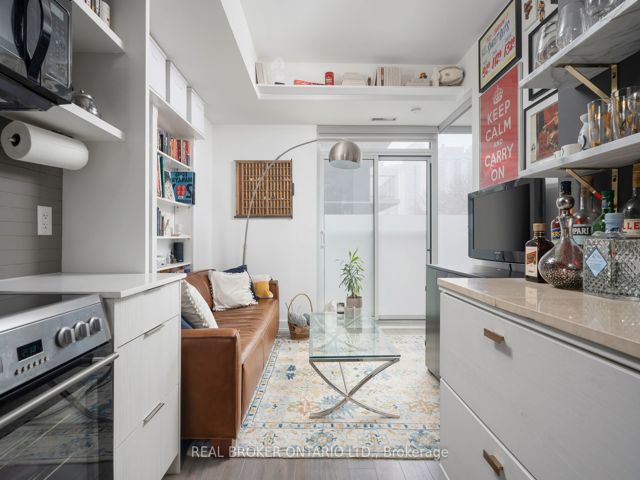 401 - 6 Parkwood Ave