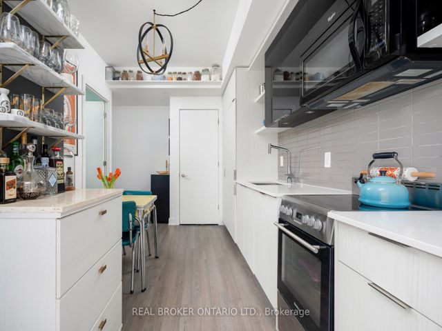 401 - 6 Parkwood Ave