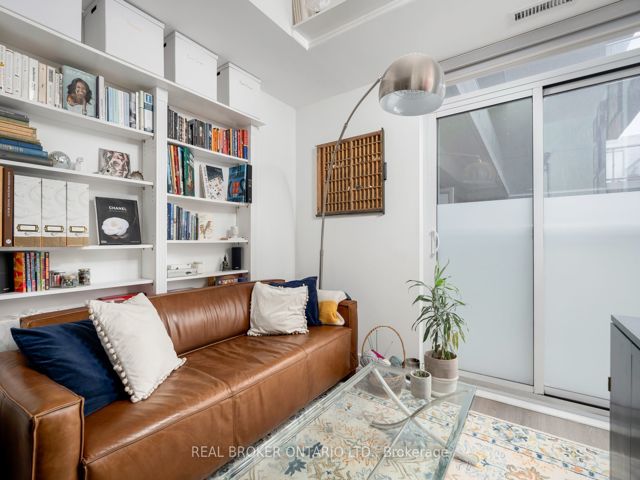 401 - 6 Parkwood Ave