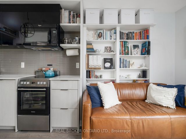 401 - 6 Parkwood Ave