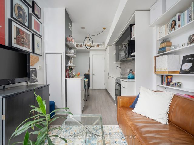 401 - 6 Parkwood Ave