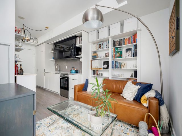 401 - 6 Parkwood Ave