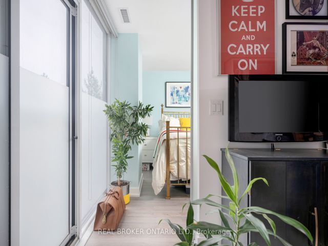401 - 6 Parkwood Ave
