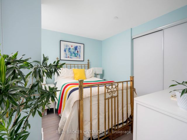 401 - 6 Parkwood Ave