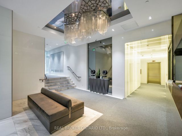 401 - 6 Parkwood Ave