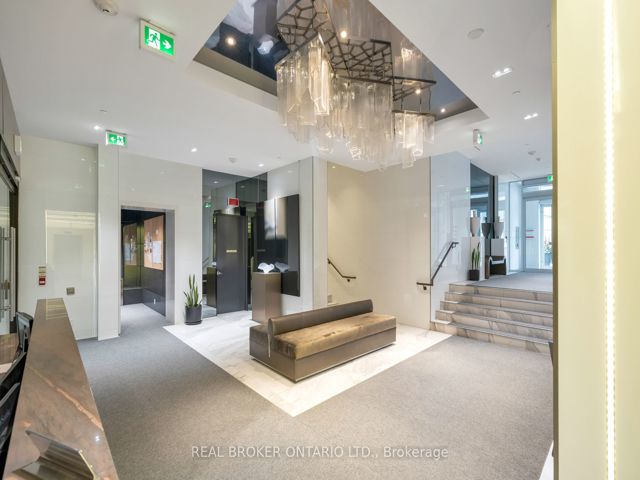 401 - 6 Parkwood Ave