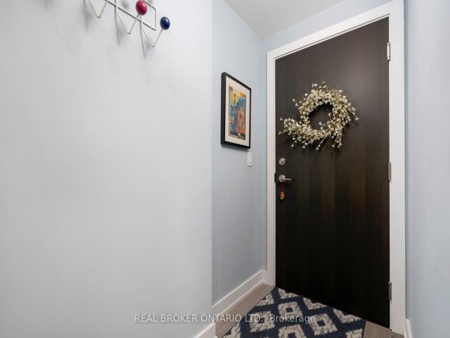 401 - 6 Parkwood Ave