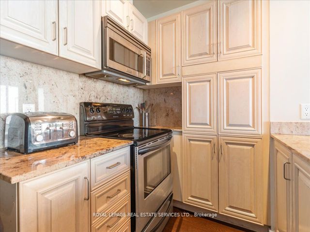 1007 - 218 Queens Quay  W