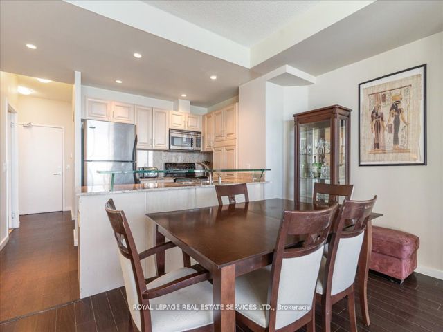 1007 - 218 Queens Quay  W