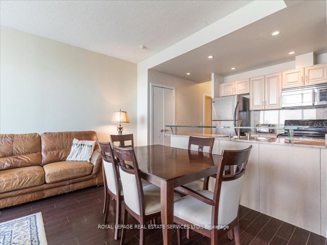 1007 - 218 Queens Quay  W