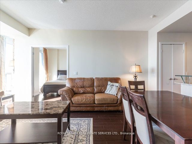 1007 - 218 Queens Quay  W