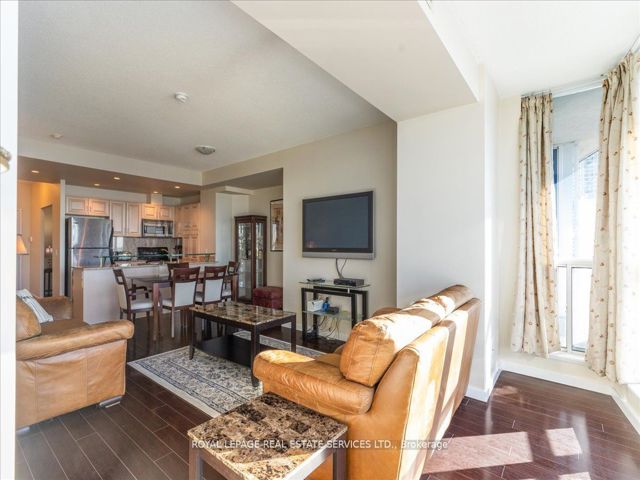 1007 - 218 Queens Quay  W