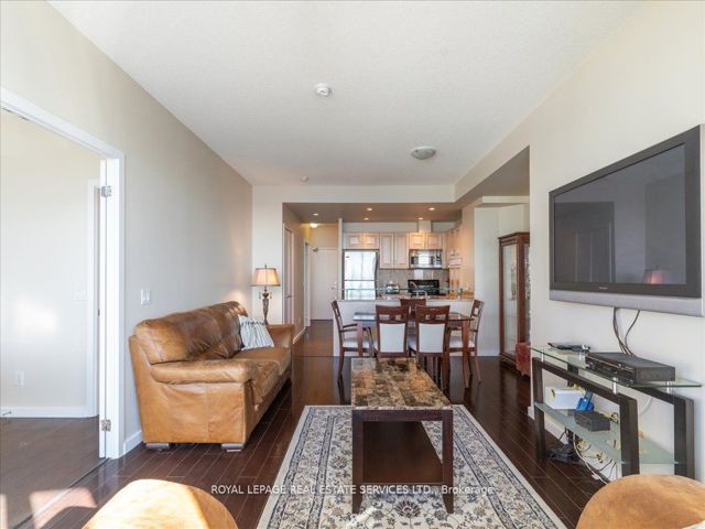 1007 - 218 Queens Quay  W