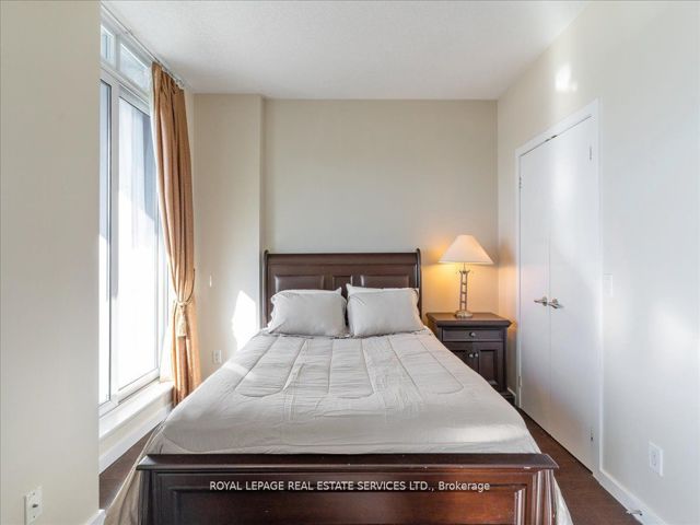 1007 - 218 Queens Quay  W