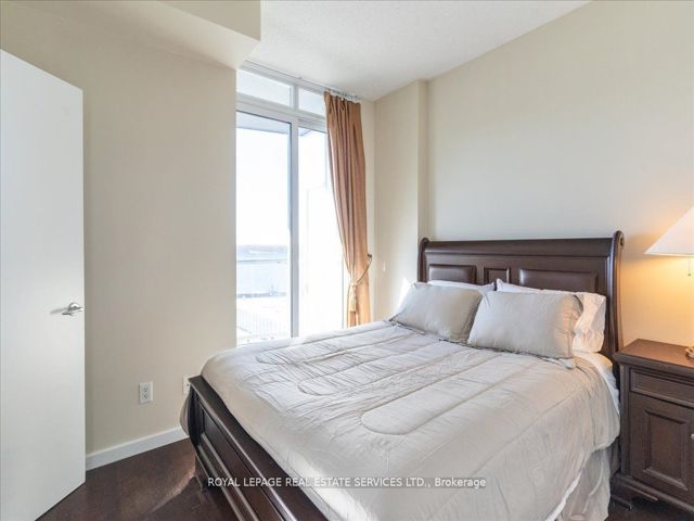 1007 - 218 Queens Quay  W
