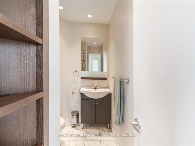 1007 - 218 Queens Quay  W