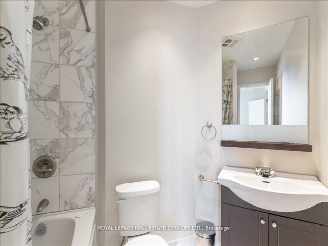 1007 - 218 Queens Quay  W
