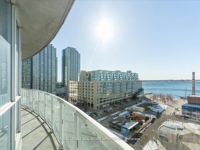 1007 - 218 Queens Quay  W