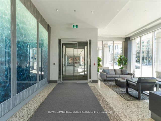 1007 - 218 Queens Quay  W