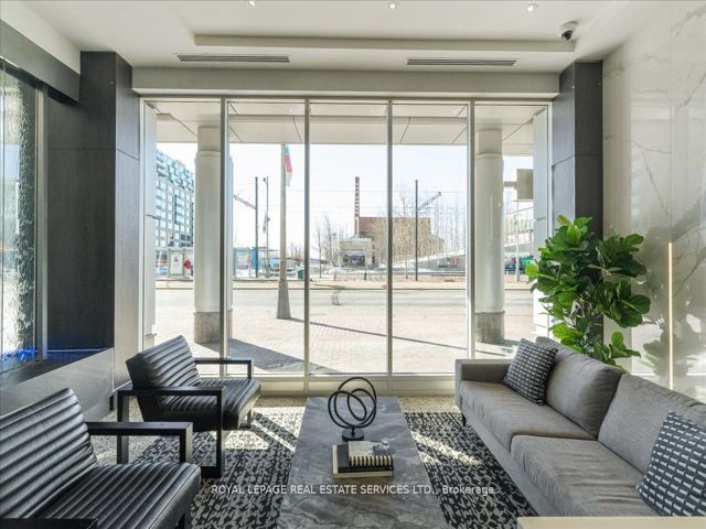 1007 - 218 Queens Quay  W