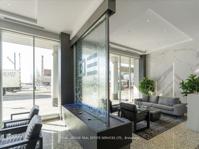 1007 - 218 Queens Quay  W