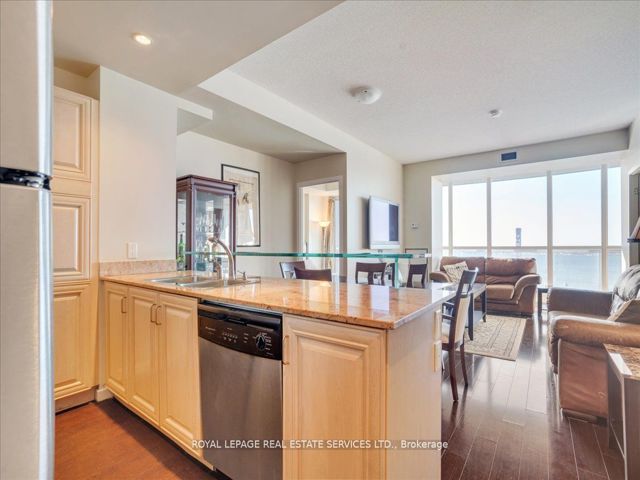1007 - 218 Queens Quay  W