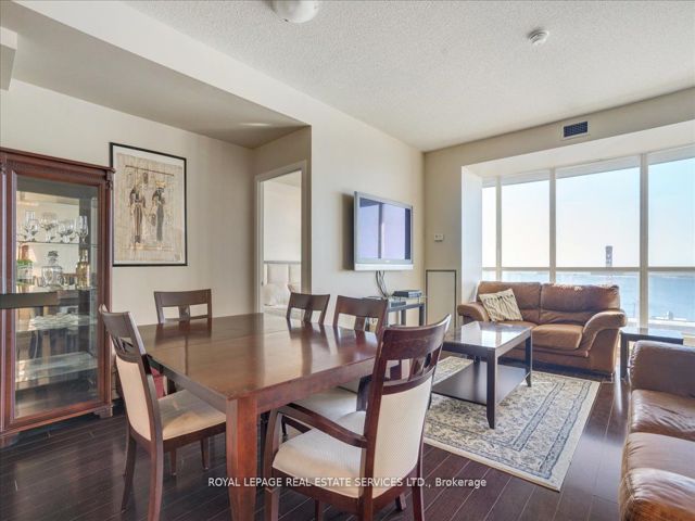 1007 - 218 Queens Quay  W