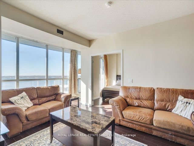 1007 - 218 Queens Quay  W